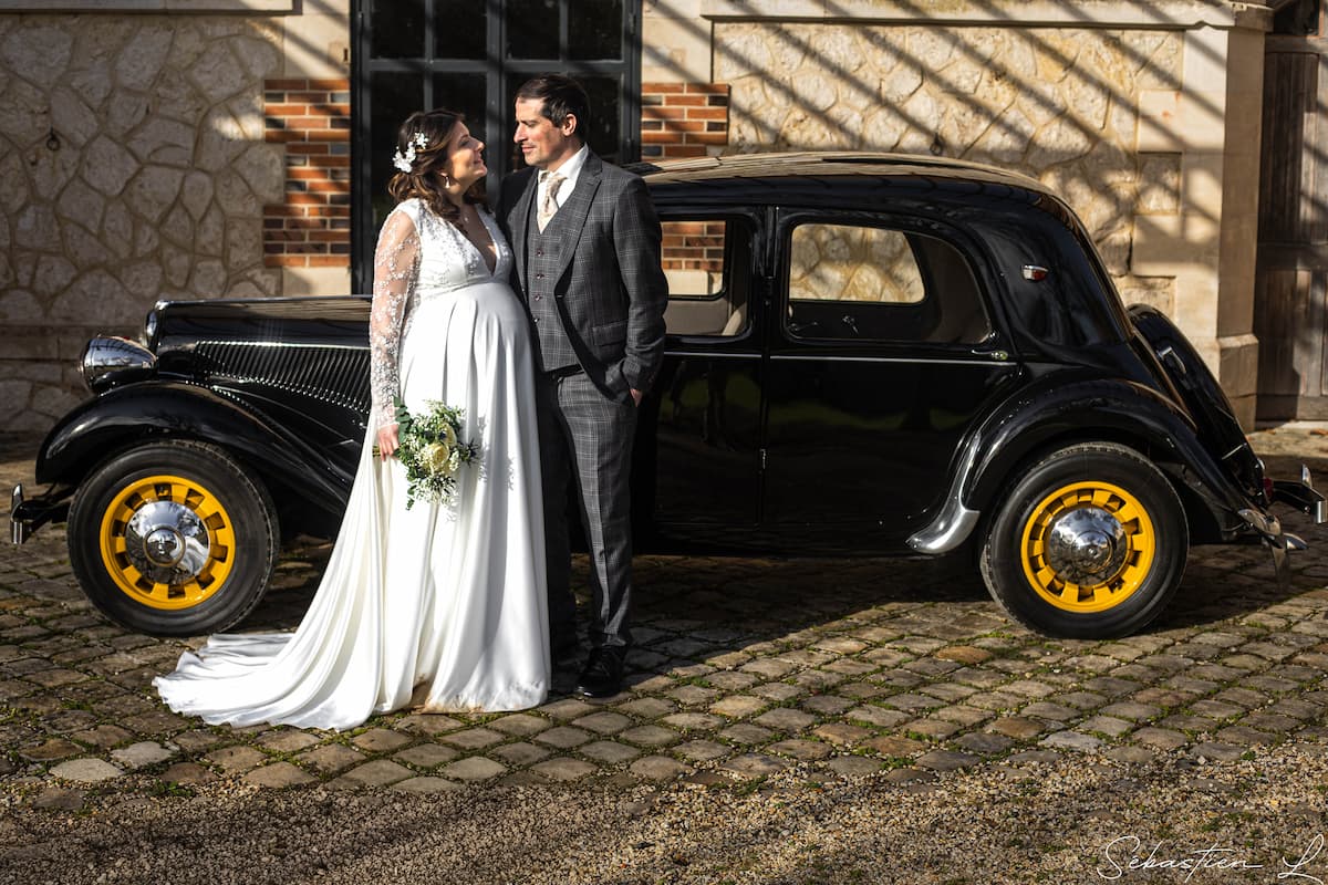 Mariée dans la voiture des mariés